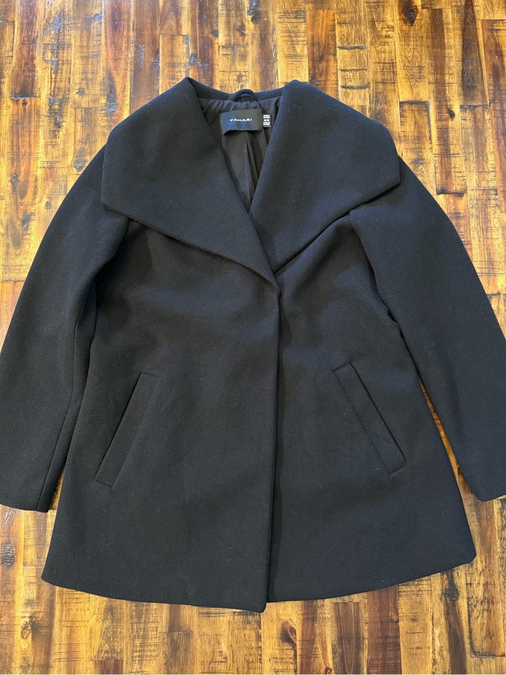 🍒TAHARI Black Coat. Soft, elegant, Sz M women's jacket outerwear. classic